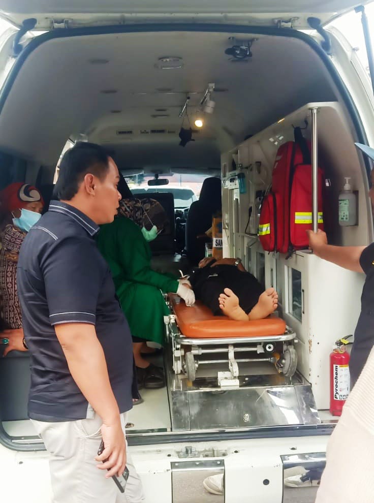 Ketua DPRD Mardiansyah saat menjemput langsung Saparudin, warga RT 6 TPL derita penyakit paru kronis ke kediamannya, untuk memperoleh perawatan maksimal di rumah sakit, Selasa (17/1/2024) kemaren.